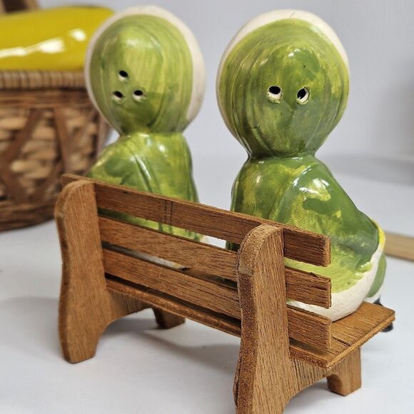 Vtg Salt Pepper Shakers Set Kissing Eskimo Couple Bench Sitters Asian 70s Green - Picture 7 of 11